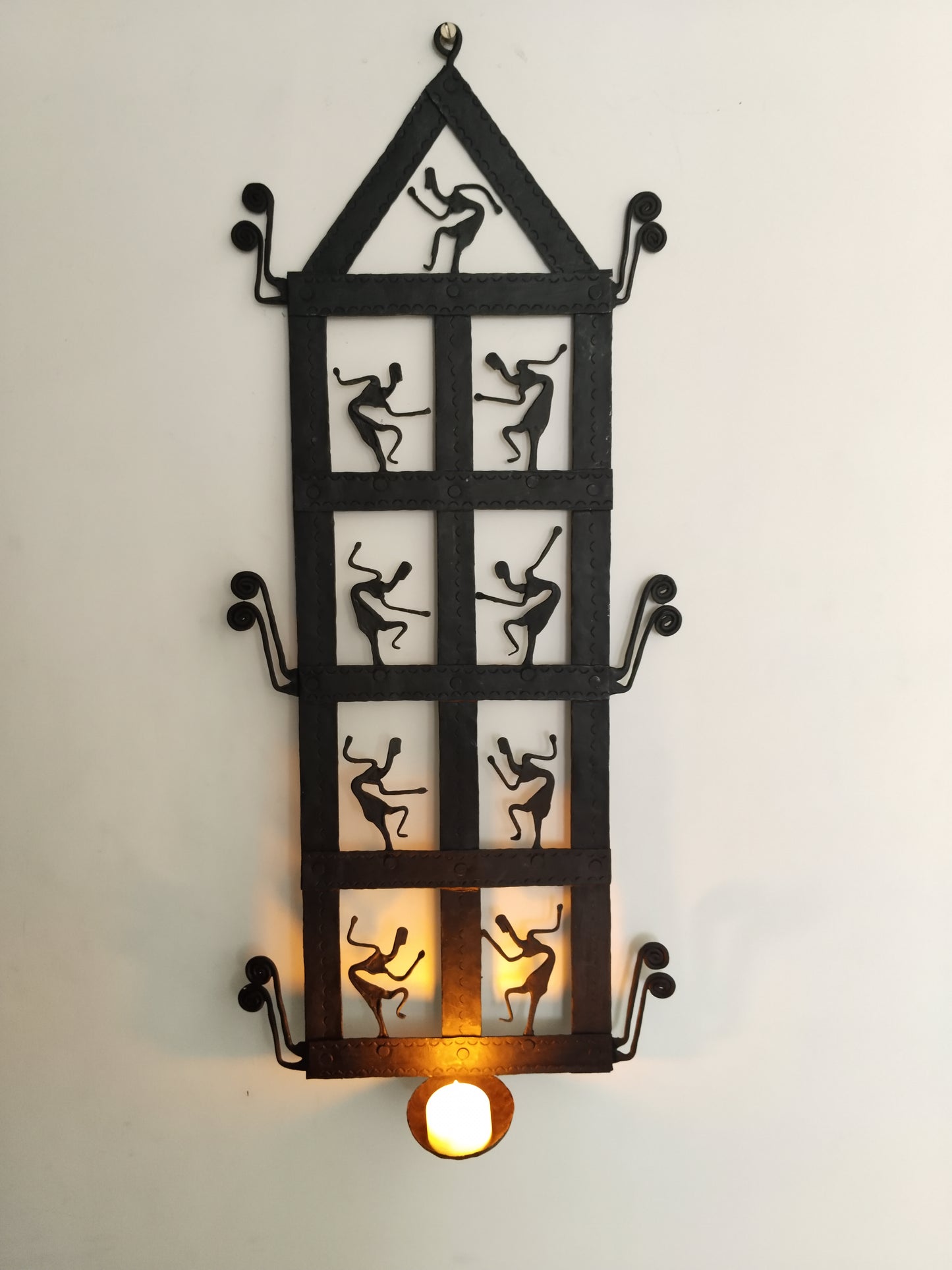 Single Panel wrought iron laman diya - Tribal Dancing Women (1 Candle)