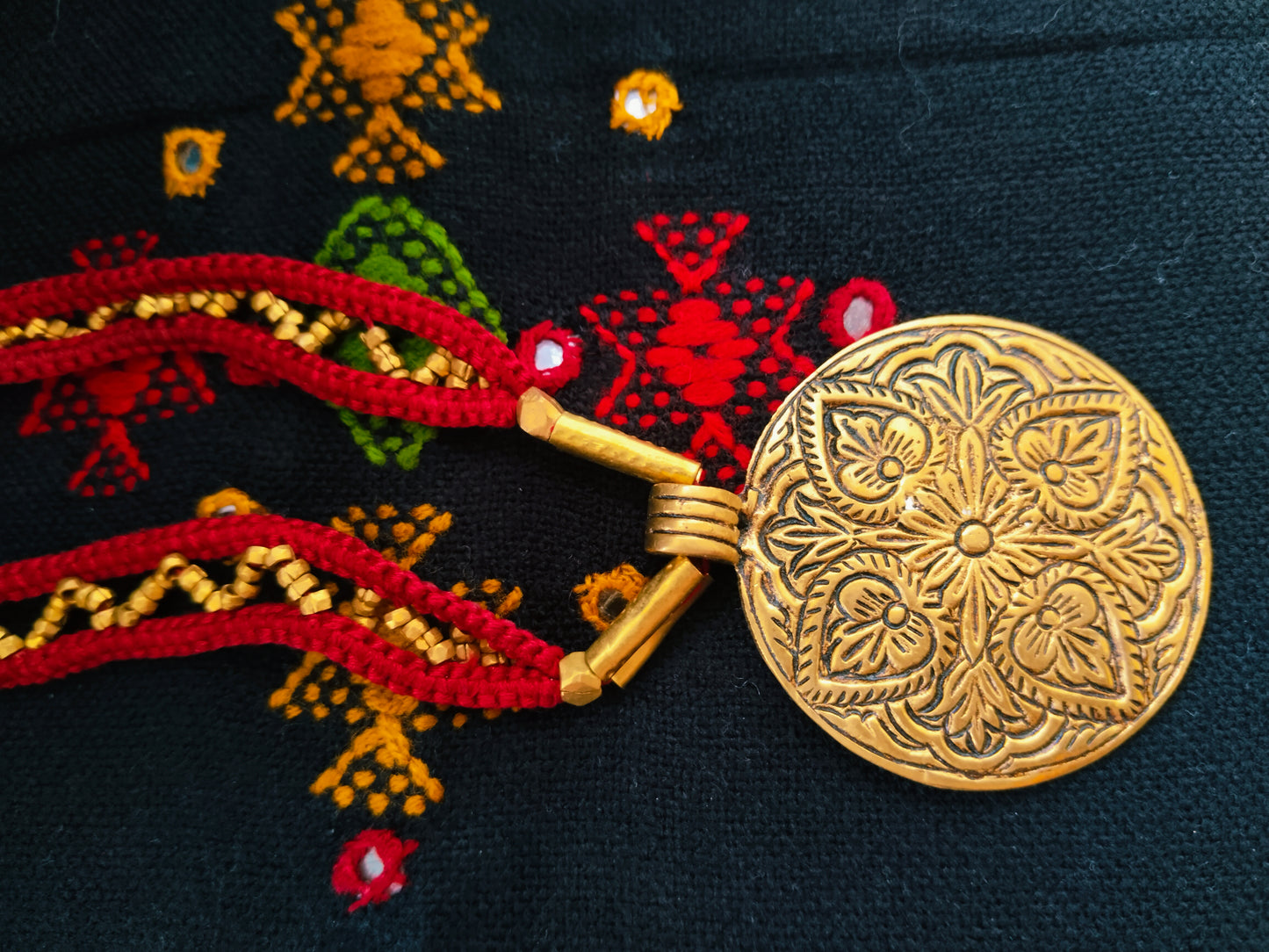 Flower pendant with woven beads zig zag necklace